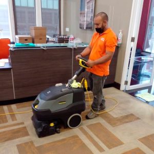 Limpieza profunda de alfombra de oficina